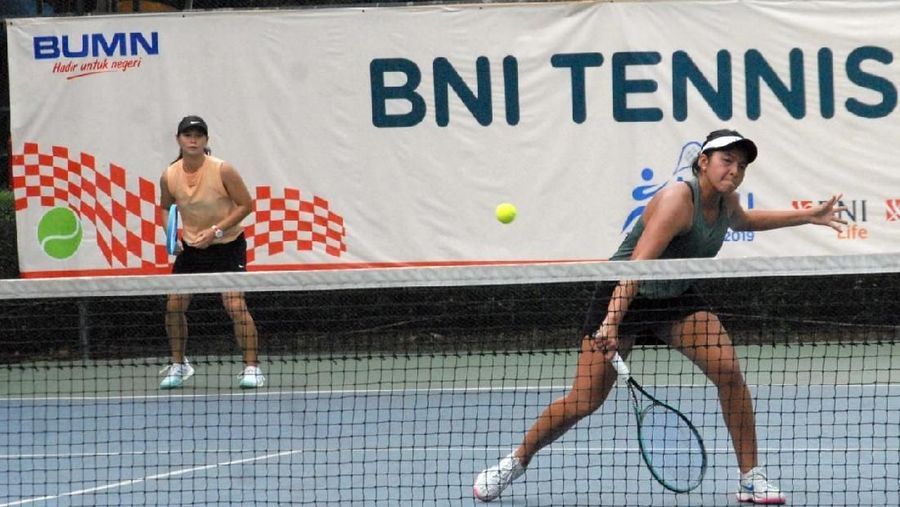 Ganda putri Beatrice Gumulya/Jessy Rompies bertanding dalam laga final BNI Tennis Open 2019