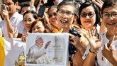 Paus Fransiskus juga berbicara soal berbagai isu soal perdagangan manusia sampai upaya perdamaian di Thailand. (Photo by Vincenzo PINTO / AFP)