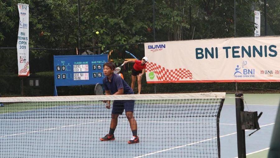 Ganda putri Beatrice Gumulya/Jessy Rompies bertanding dalam laga final BNI Tennis Open 2019