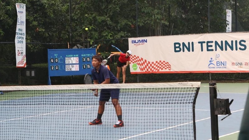 Ganda putri Beatrice Gumulya/Jessy Rompies bertanding dalam laga final BNI Tennis Open 2019
