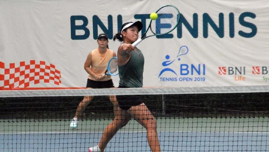 Ganda putri Beatrice Gumulya/Jessy Rompies bertanding dalam laga final BNI Tennis Open 2019