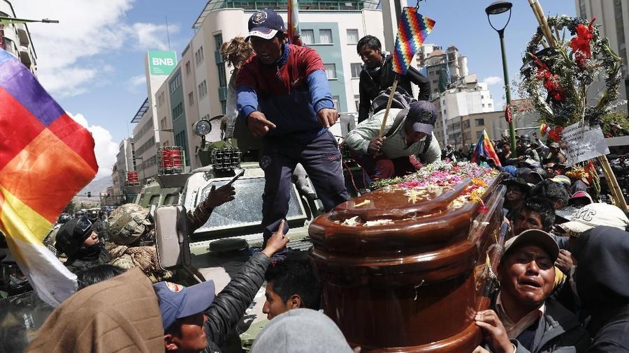 Prosesi pemakaman di Bolivia berubah menjadi unjuk rasa ricuh Kamis (21/11/2019).