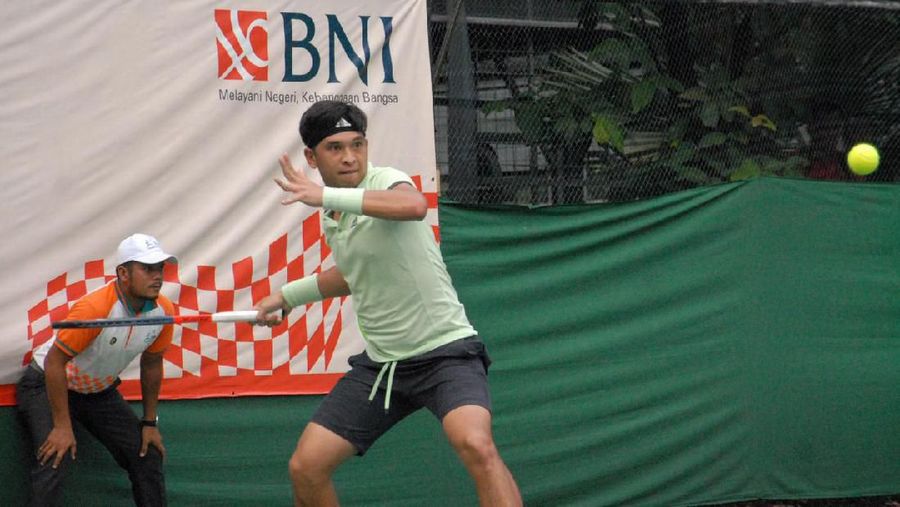 Aksi Petenis Pelatnas Putra Indonesia Christopher Rungkat di laga final BNI Tennis Open 2019