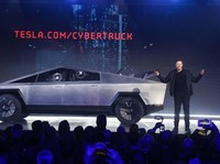 Truk Listrik Elon Musk Nyangkut di Sawah, Videonya Viral