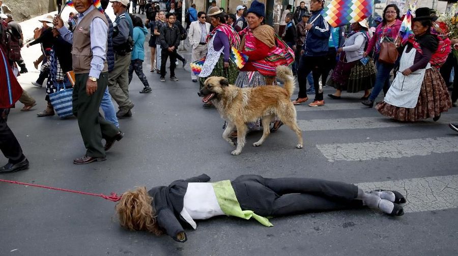 Prosesi pemakaman di Bolivia berubah menjadi unjuk rasa ricuh Kamis (21/11/2019).