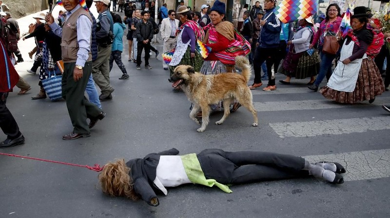 Prosesi pemakaman di Bolivia berubah menjadi unjuk rasa ricuh Kamis (21/11/2019).