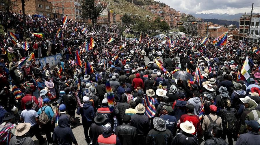 Prosesi pemakaman di Bolivia berubah menjadi unjuk rasa ricuh Kamis (21/11/2019).