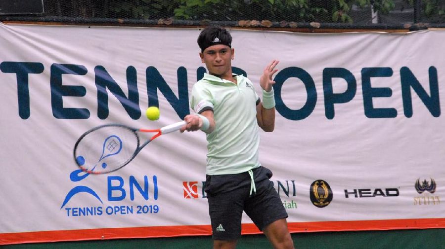 Aksi Petenis Pelatnas Putra Indonesia Christopher Rungkat di laga final BNI Tennis Open 2019