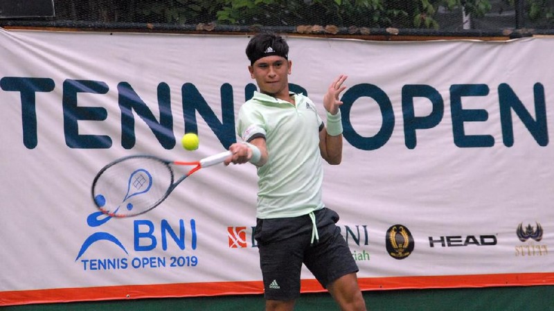 Aksi Petenis Pelatnas Putra Indonesia Christopher Rungkat di laga final BNI Tennis Open 2019