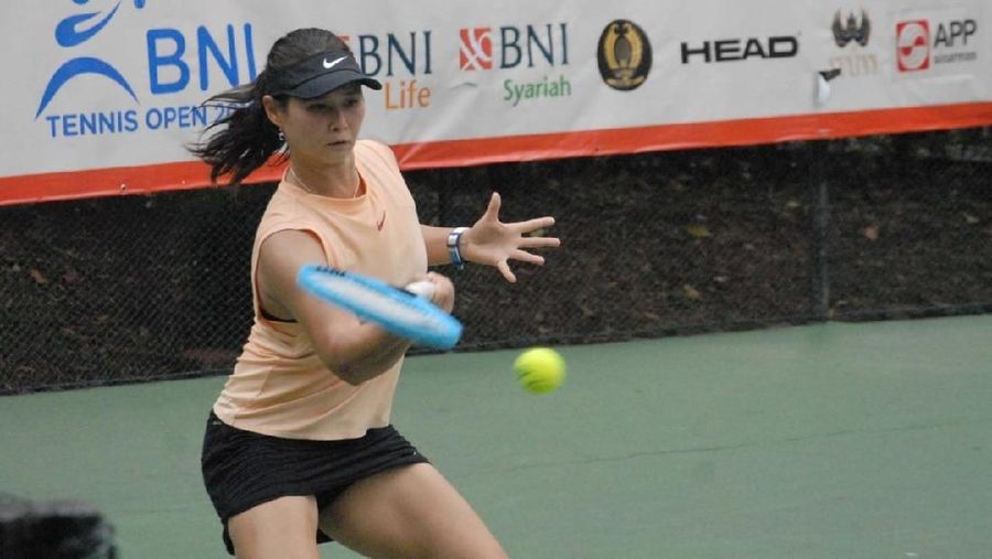 Ganda putri Beatrice Gumulya/Jessy Rompies bertanding dalam laga final BNI Tennis Open 2019