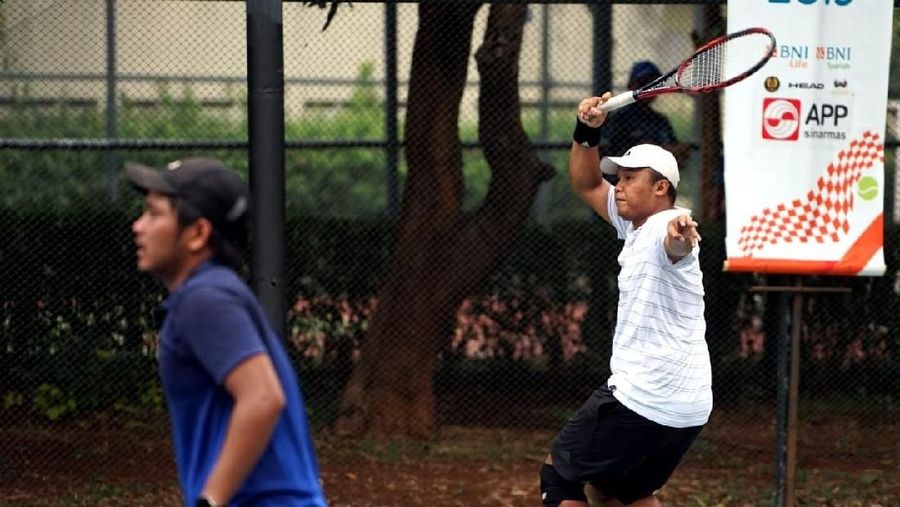 Aksi Ganda putra bersaudara unggulan Pelatnas David Agung Susanto dan Anthony Susanto memenangkan pertandingan final BNI Tennis Open 2019