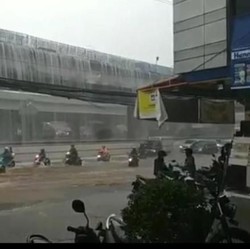 Viral Banjir 'Air Terjun' Tol Becakayu, Ini Kata Operator
