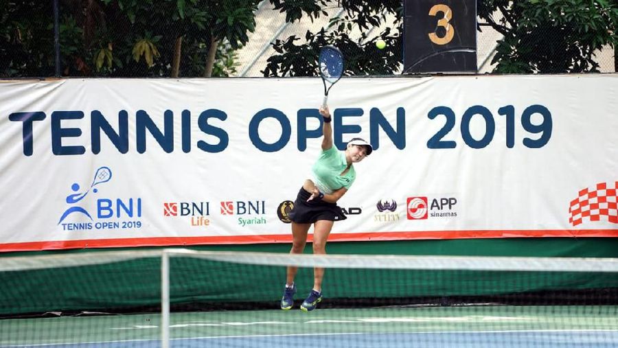Aksi Petenis Pelatnas Putri Indonesia Aldila Sutjiadi di laga final BNI Tennis Open 2019 di Jakarta, Jumat (22 November 2019).
Aldila sukses menjadi juara pertama tunggal putri setelah menuntaskan perlawanan Fadona Titalyana Kusumawati melalui kemenangan straight set 6-1, 6-3.. (Dok. BNI)