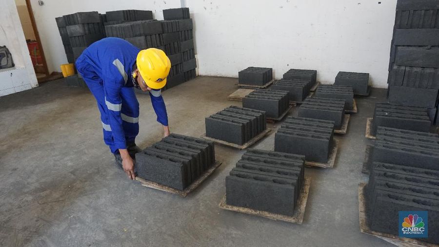 Siapa sangka limbah batu bara dari PLTU bisa dimanfaatkan untuk bahan baku material.