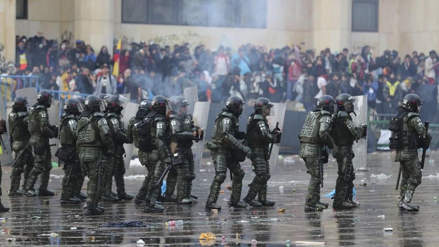 Ribuan demonstran yang terdiri dari pekerja, siswa, guru dan para buruh melakukan unjuk rasa anti pemerintah, Kamis (21/11/2019).