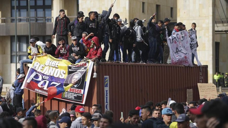 Demonstran anti-pemerintah berunjuk rasa di alun-alun Bolivar di Bogota, Kolombia.