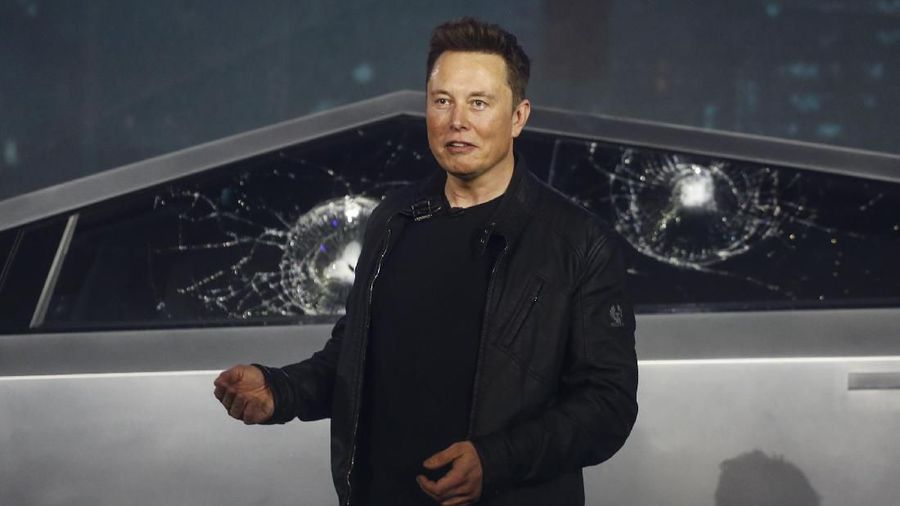 CEO Tesla, Elon Musk, memperkenalkan Cybertruck di studio desain Tesla.