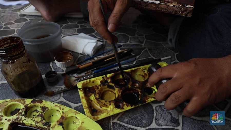Seniman yang bernama Patar Butarbutar ini membuat ide melukis dengan air kopi, air kopi bisa dipakai sebagai tinta untuk melukis.