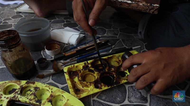 Seniman yang bernama Patar Butarbutar ini membuat ide melukis dengan air kopi, air kopi bisa dipakai sebagai tinta untuk melukis.