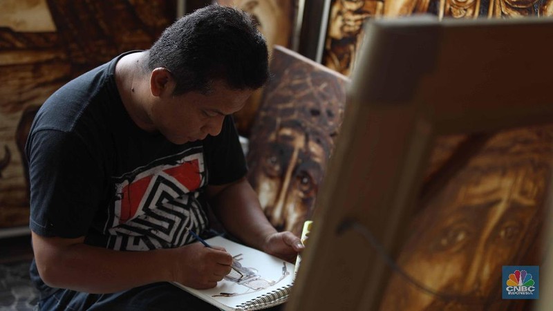 Seniman yang bernama Patar Butarbutar ini membuat ide melukis dengan air kopi, air kopi bisa dipakai sebagai tinta untuk melukis.