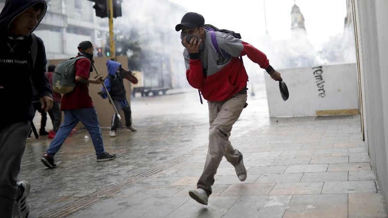 Demonstran anti-pemerintah berunjuk rasa di alun-alun Bolivar di Bogota, Kolombia.