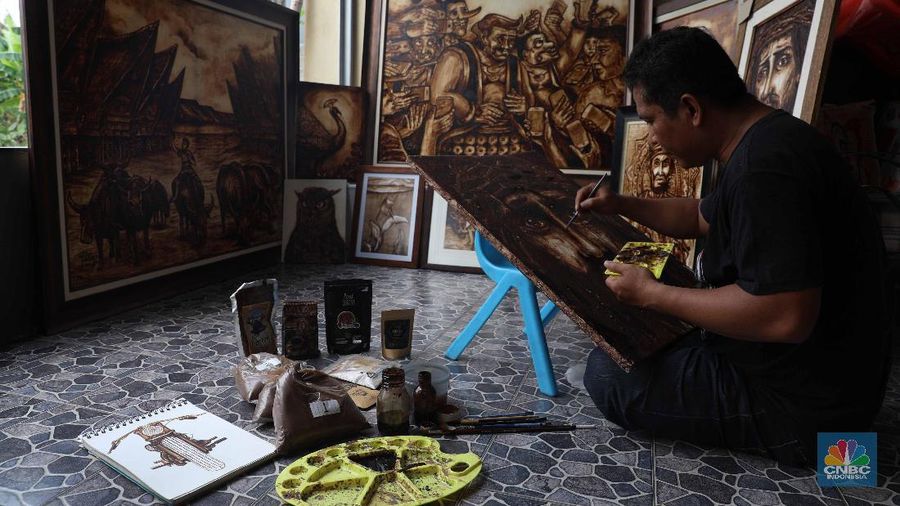 Seniman yang bernama Patar Butarbutar ini membuat ide melukis dengan air kopi, air kopi bisa dipakai sebagai tinta untuk melukis.