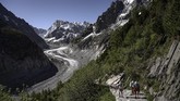 Mer de Glace, di Pegunungan Alpen, Chamonix, Prancis, yang dekat dengan perbatasan Swiss-Italia, sejak lama jadi tujuan jutaan wisatawan penikmat salju dari berbagai penjuru dunia. (Photo by MARCO BERTORELLO / AFP)