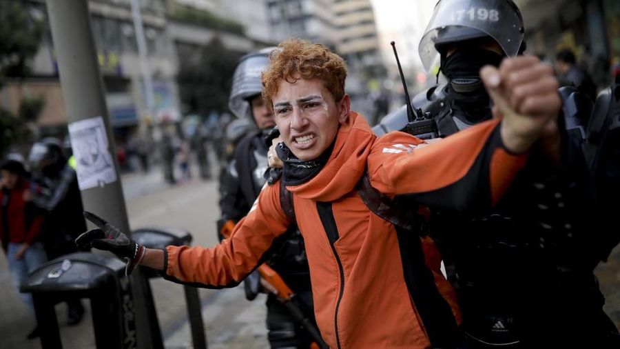 Demonstran anti-pemerintah berunjuk rasa di alun-alun Bolivar di Bogota, Kolombia.