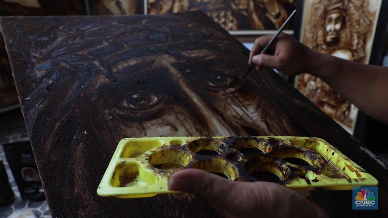Seniman yang bernama Patar Butarbutar ini membuat ide melukis dengan air kopi, air kopi bisa dipakai sebagai tinta untuk melukis.