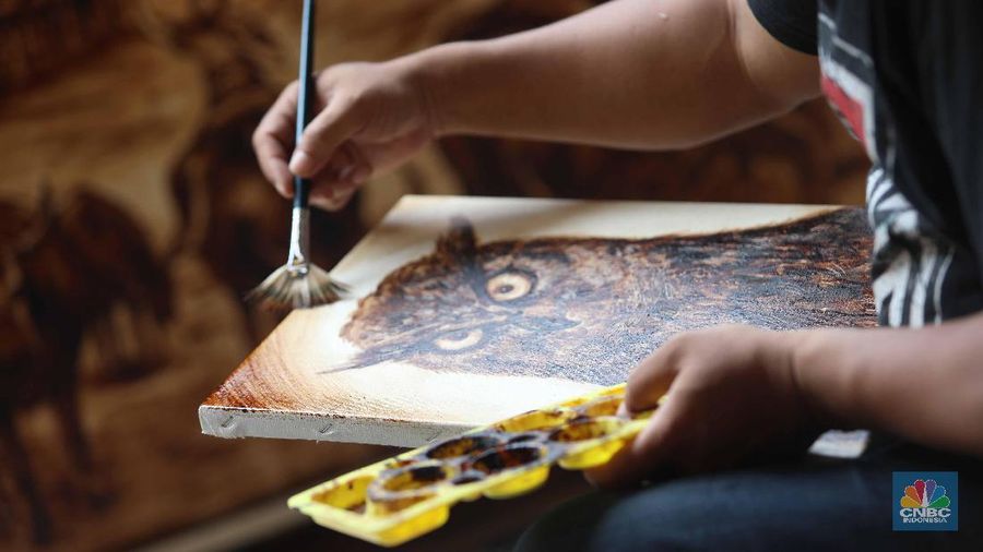 Seniman yang bernama Patar Butarbutar ini membuat ide melukis dengan air kopi, air kopi bisa dipakai sebagai tinta untuk melukis.