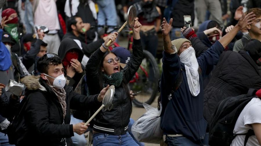 Demonstran anti-pemerintah berunjuk rasa di alun-alun Bolivar di Bogota, Kolombia.