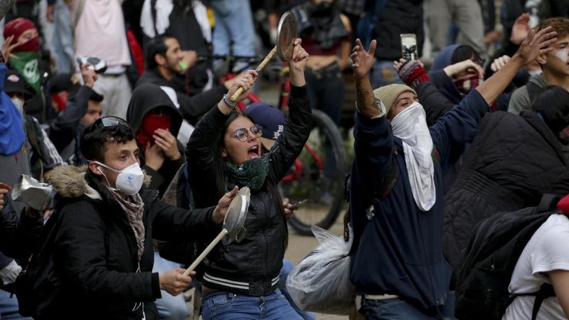Demonstran anti-pemerintah berunjuk rasa di alun-alun Bolivar di Bogota, Kolombia.