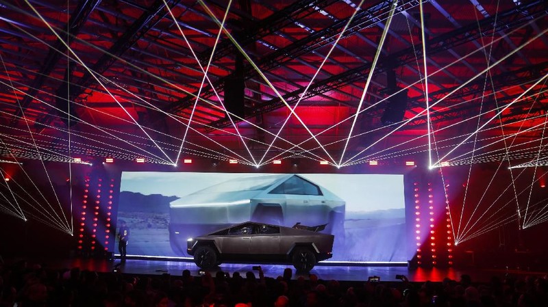Tesla meluncurkan truk pick up futuristik di sebuah acara promosi di Los Angeles, tapi yang terjadi justru memalukan bagi Elon Musk.