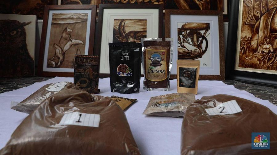 Seniman yang bernama Patar Butarbutar ini membuat ide melukis dengan air kopi, air kopi bisa dipakai sebagai tinta untuk melukis.