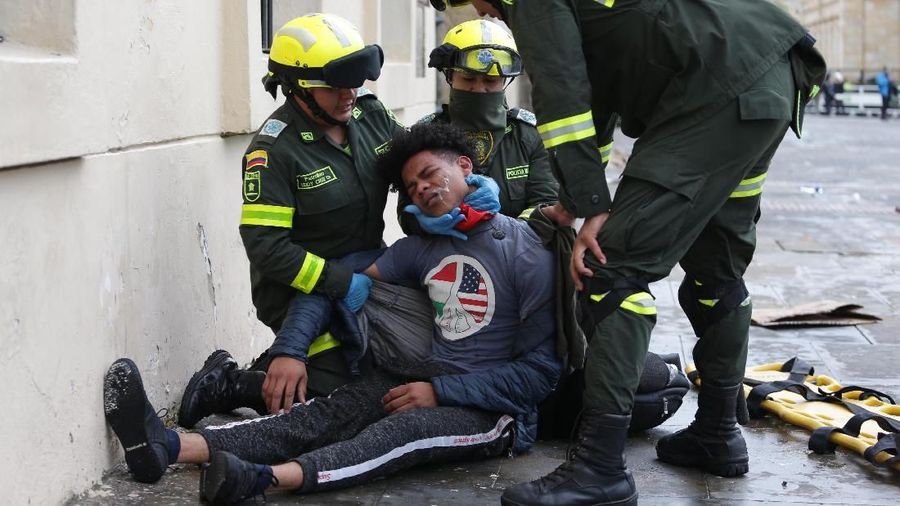 Demonstran anti-pemerintah berunjuk rasa di alun-alun Bolivar di Bogota, Kolombia.
