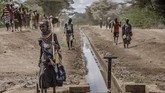Terik matahari di Turkana, Kenya seolah jadi kawan sehari-hari komunitas setempat. Tak hanya bagi orang Turkana, wilayah ini pun dihuni para pengungsi. (Luis TATO / AFP)