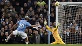 Sergio Aguero memiliki peluang untuk memperlebar keunggulan Man City, namun bola yang ditendangnya hanya menerpa mistar. (AP Photo/Rui Vieira)