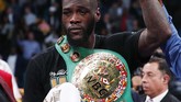 Wilder berpose dengan sabuk juara tinju kelas berat versi WBC. Kini petinju AS itu memiliki rekor tarung 42 kali menang dan sekali imbang. (AP Photo/John Locher)