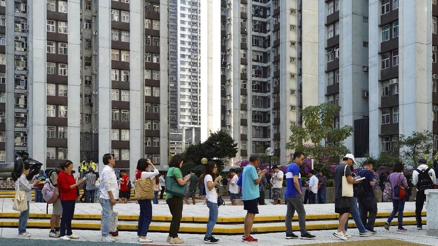 Pada pemilu kali ini, lebih dari 452 kursi akan dipilih untuk di 18 dewan distrik Hong Kong.