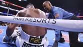 Bayless lantas menghitung setelah Ortiz jatuh pada ronde ketujuh. (Erik Verduzco/Las Vegas Review-Journal via AP)