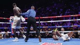 Wasit Kenny Bayless menepikan Wilder setelah memukul jatuh Ortiz. (AP Photo/John Locher)