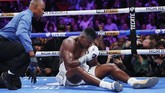 Ortiz berupaya bangkit, namun wasit memastikan petinju 40 tahun itu tak dapat melanjutkan pertarungan. (AP Photo/John Locher)