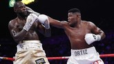 Duel Wilder vs Ortiz sudah pernah terjadi pada 3 Maret 2018. Ketika itu Wilder menang TKO pada ronde ke-10. Pertarungan Wilder vs Ortiz jilid kedua berlangsung di MGM Grand Garden Arena, Las Vegas, Nevada, AS. (AP Photo/John Locher)