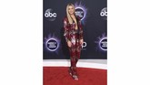Kelsea Ballerini memilih busana metalik dengan kombinasi warna merah dan silver. (Jordan Strauss/Invision/AP)