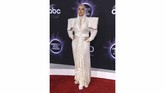 Christina Aguilera mungkin ingin tampil eksentrik dan futuristik, tapi ternyata malah terlihat aneh dan tak cocok untuk tubuhnya (Jordan Strauss/Invision/AP)