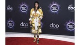 Kesha terlihat seperti Versace hidup. Dari atas sampai bawah semuanya Versace, tapi dia terlihat memakai jubah mandi. (Jordan Strauss/Invision/AP)