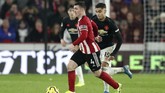 Pemain Sheffield United John Fleck berduel dengan gelandang Manchester United Andreas Perreira dalam laga lanjutan Liga Inggris di Stadion Bramall Lane, Minggu (24/11). (AP Photo/Jon Super)