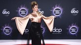 Shania Twain memilih busana yang tak sesuai dengan dirinya. Dia terlihat seperti piala Oscar's dengan warna gold dan hitam (Rich Fury/Getty Images/AFP)