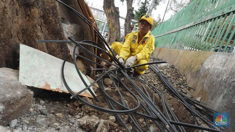 Dinas Bina Marga DKI Jakarta melakukan pemotongan puluhan jaringan kabel fiber optik (FO) dalam rangka penataan di pedestrian