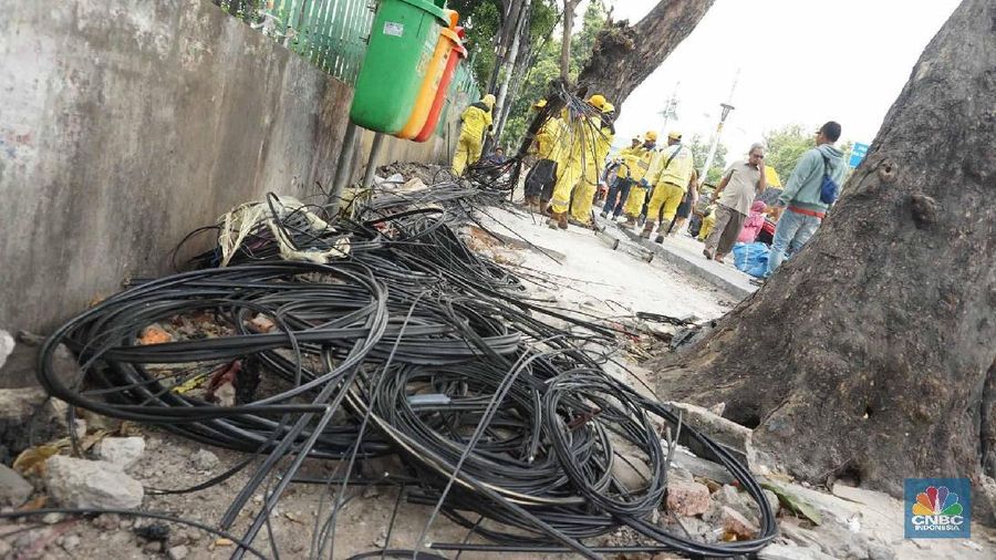 Dinas Bina Marga DKI Jakarta melakukan pemotongan puluhan jaringan kabel fiber optik (FO) dalam rangka penataan di pedestrian